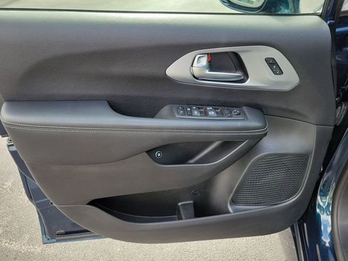 Used 2022 Chrysler Pacifica Touring-L w/ S Appearance Package image 21