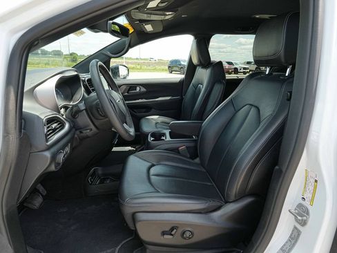 Used 2025 Chrysler Pacifica Select FWD image 17
