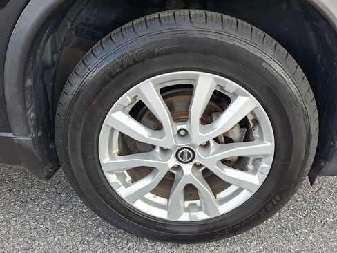 Used 2018 Nissan Rogue SV w/ Sun & Sound Touring Package AWD/4WD image 9