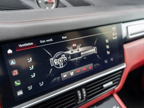 Certified 2023 Porsche Cayenne Platinum Edition w/ Premium Package Plus image 24