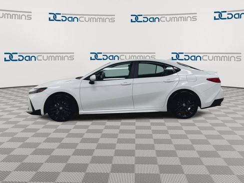 Used 2025 Toyota Camry SE image 5