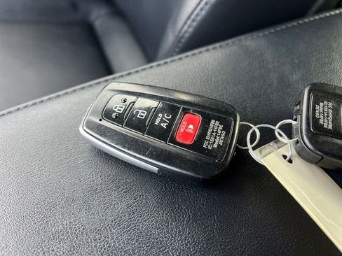 Used 2017 Toyota Prius Prime Advanced image 32