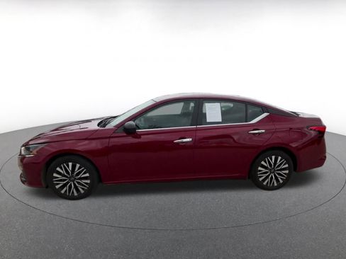 Used 2025 Nissan Altima 2.5 SV FWD image 9