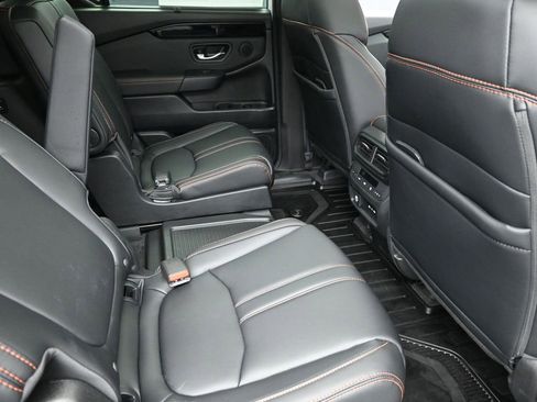 Used 2025 Honda Pilot TrailSport image 9