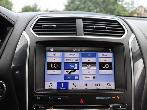 Used 2018 Ford Explorer Platinum AWD/4WD image 31