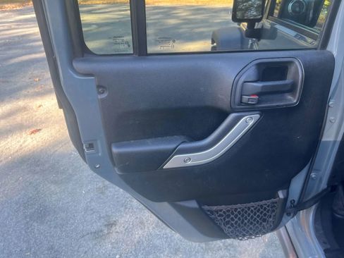 Used 2014 Jeep Wrangler Unlimited Rubicon image 7