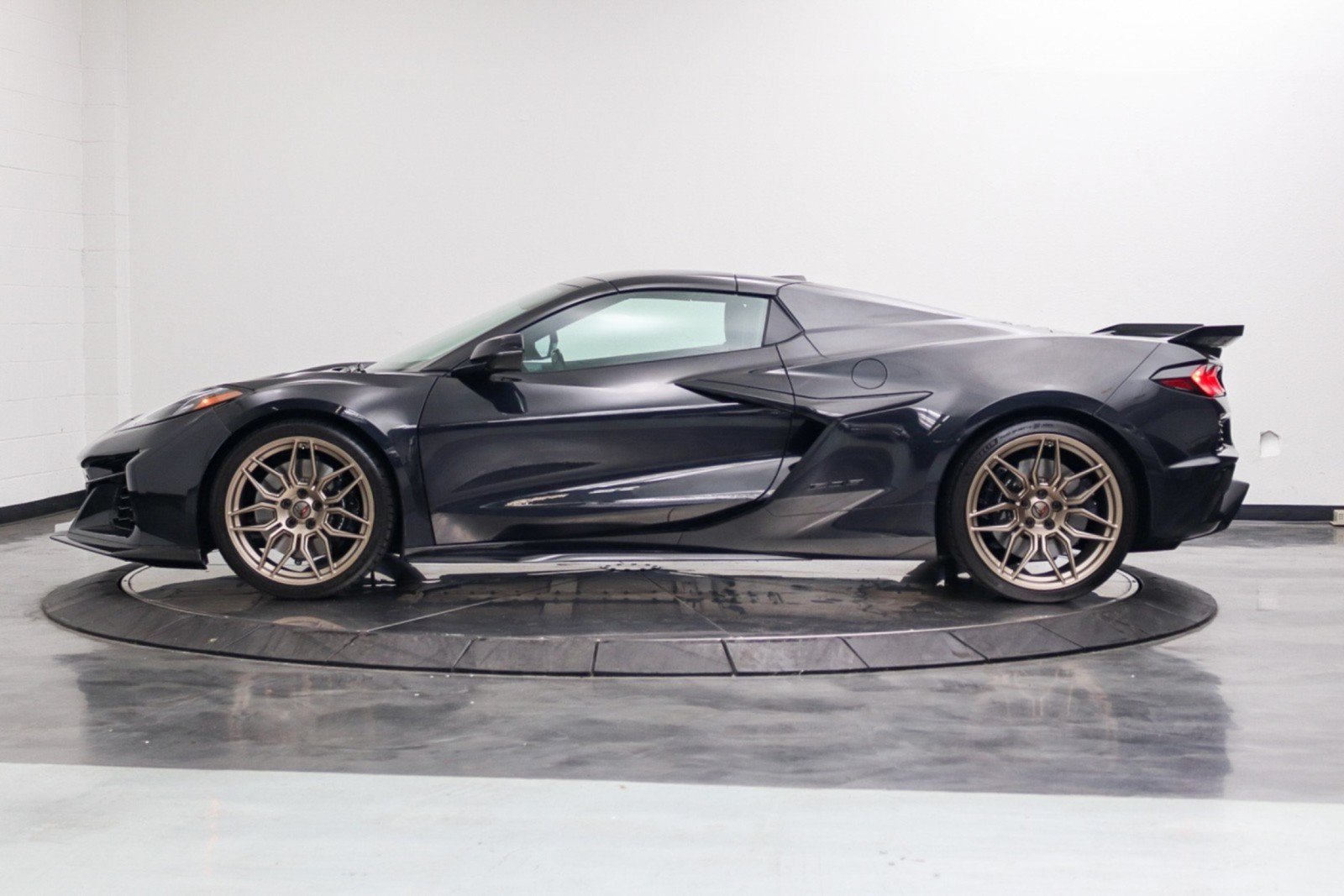 Used 2024 Chevrolet Corvette Z06 RWD image 10