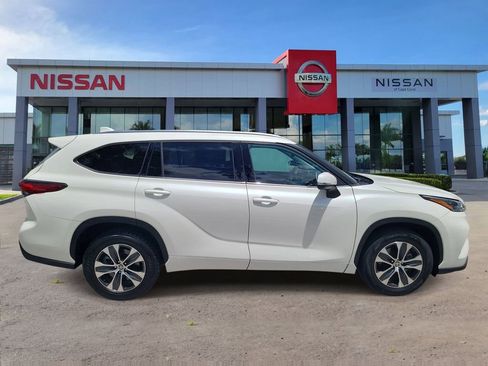 Used 2021 Toyota Highlander XLE FWD image 3