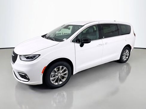 New 2026 Chrysler Pacifica Select image 3