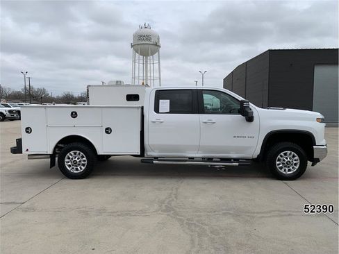 Used 2024 Chevrolet Silverado 2500 LT w/ Convenience Package image 5