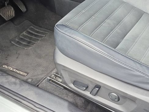 Used 2025 Mitsubishi Outlander SE AWD/4WD image 14
