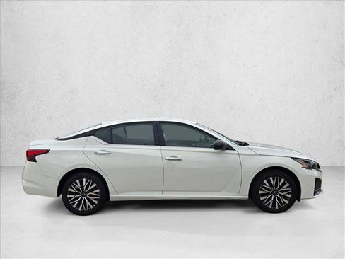 Used 2025 Nissan Altima 2.5 SV FWD image 4