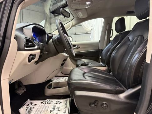 Used 2024 Chrysler Pacifica Touring-L image 5