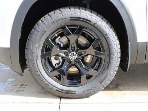 Used 2025 Volkswagen Atlas Peak Edition SE image 23