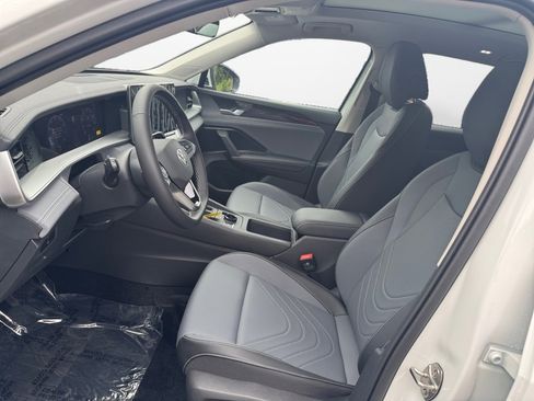 New 2025 Volkswagen Tiguan SE image 9