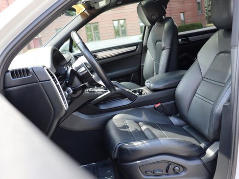 Used 2022 Porsche Cayenne Platinum Edition w/ Premium Package Plus AWD/4WD image 11