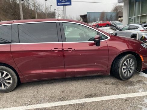 Used 2023 Chrysler Pacifica Touring-L image 12