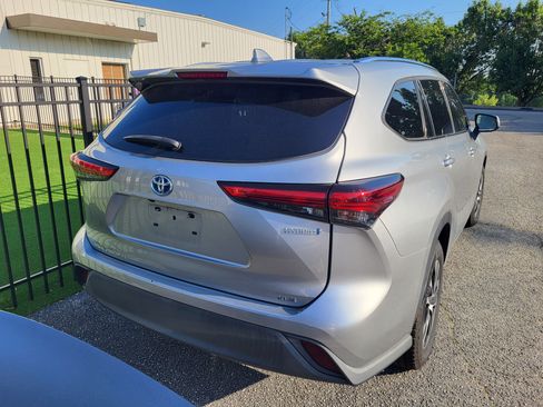 Used 2021 Toyota Highlander XLE FWD image 5