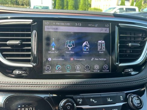 Used 2020 Chrysler Pacifica Limited FWD image 28