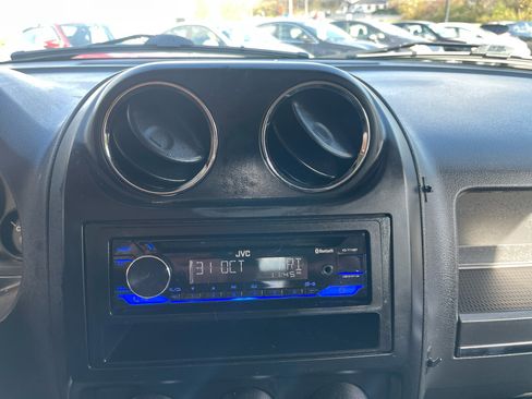 Used 2014 Jeep Patriot Latitude image 17