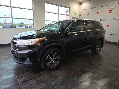 Used 2016 Toyota Highlander XLE image 3