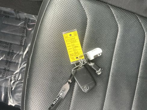 Used 2023 Volkswagen Tiguan SEL R-Line image 38