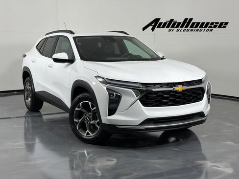 Used 2025 Chevrolet Trax LT FWD image 1