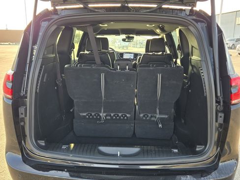 Used 2025 Chrysler Pacifica Select image 10