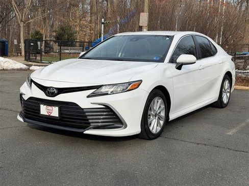Used 2022 Toyota Camry LE image 3