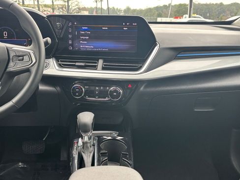 Used 2025 Chevrolet Trax LT w/ LT Convenience Package image 23