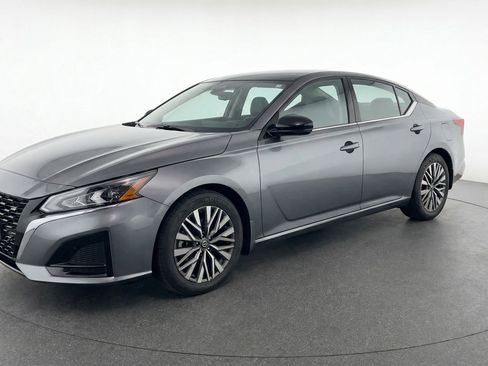 Used 2025 Nissan Altima 2.5 SV image 3