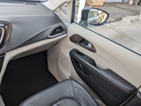 Used 2017 Chrysler Pacifica Touring-L image 11