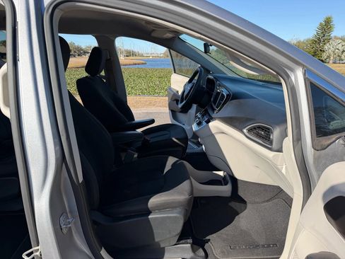 Used 2018 Chrysler Pacifica L image 13