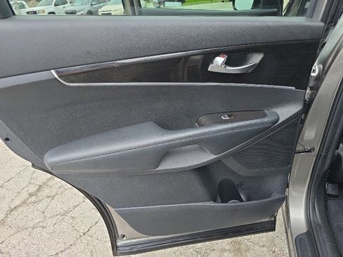 Used 2019 Kia Sorento L image 29
