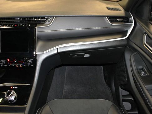 Used 2025 Jeep Grand Cherokee Altitude image 30