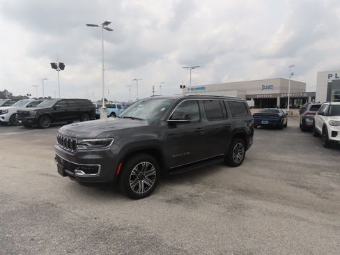 Used 2024 Jeep Wagoneer 4WD w/ Premium Group I image 2