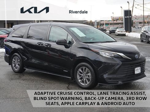 Used 2021 Toyota Sienna LE image 1