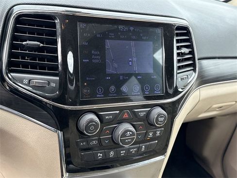 Used 2019 Jeep Grand Cherokee Limited w/ Luxury Group II image 26