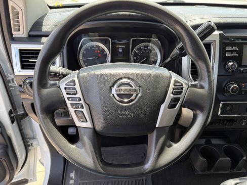 Used 2017 Nissan Titan SV RWD image 11
