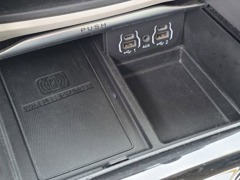 Used 2023 Chrysler Pacifica Limited image 37