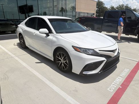 Used 2024 Toyota Camry SE FWD image 3
