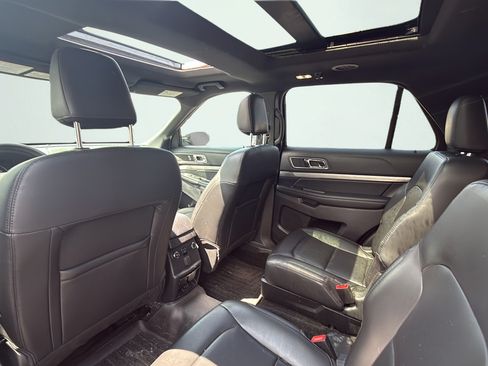 Used 2019 Ford Explorer XLT w/ Equipment Group 202A AWD/4WD image 37