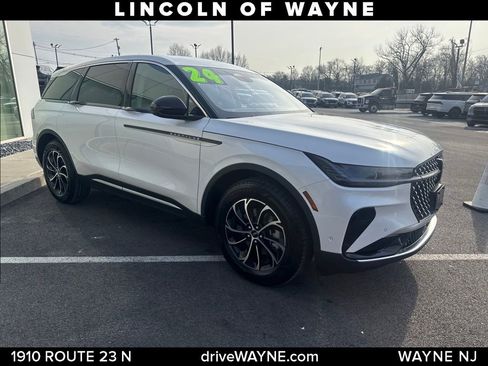 Used 2024 Lincoln Nautilus Premier image 10