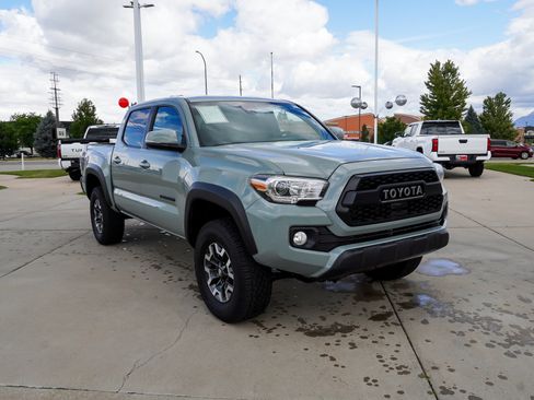 Certified 2022 Toyota Tacoma TRD Off-Road AWD/4WD image 2