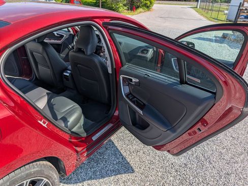 Used 2017 Volvo S60 T5 Inscription image 10