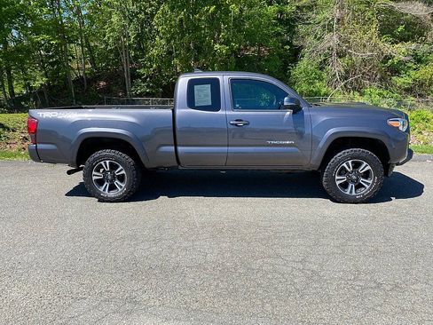 Used 2019 Toyota Tacoma TRD Sport w/ Technology Package AWD/4WD image 5