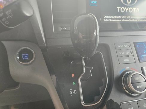 Used 2017 Toyota Sienna XLE image 11