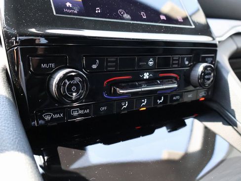 New 2025 Jeep Grand Cherokee Altitude image 37