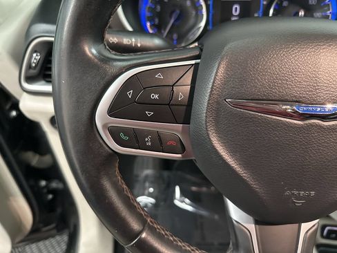 Used 2017 Chrysler Pacifica Touring-L FWD image 14