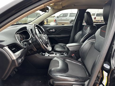 Used 2017 Jeep Cherokee Trailhawk image 15